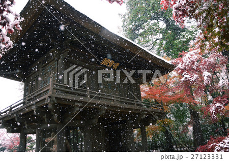 雪に包まれる寺院の山門 雪に包まれる寺院の山門 27123331
