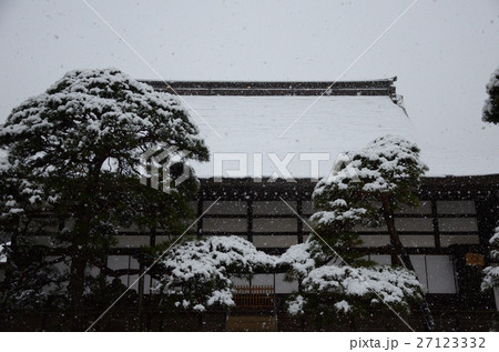 雪に包まれる寺院本堂 27123332
