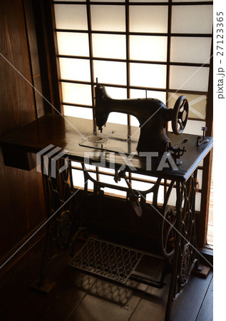 旧い足踏み式ミシン 27123365