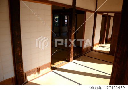 多く区切られた大人数用詰所 多く区切られた大人数用詰所 27123479