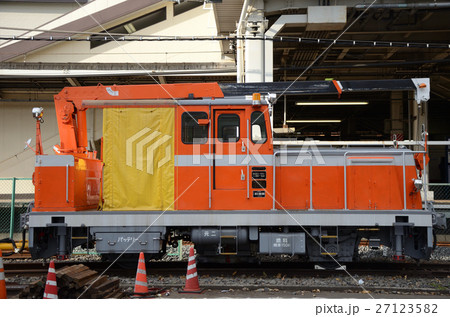 オレンジ色の鉄道保線車両。クレーン付きのモーターカー 27123582