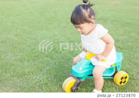 三輪車 女の子の写真素材