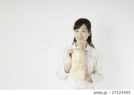 給料袋を持つ女性 給料袋を持つ女性 27124405