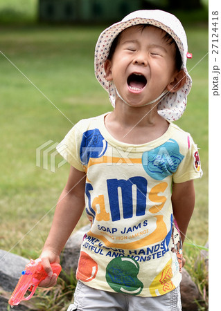 子ども(男の子)が「おとうさーん」と呼ぶ写真 子ども(男の子)が「おとうさーん」と呼ぶ写真 27124418