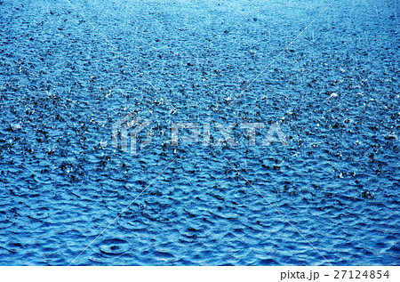 土砂降り　雨　水面 27124854