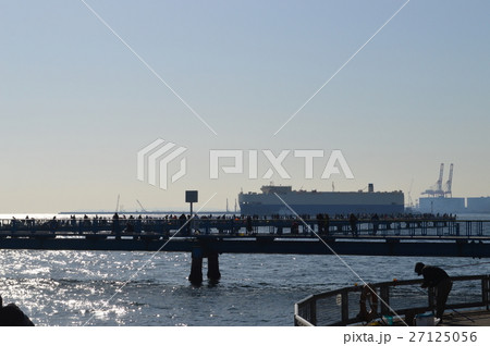 横浜港、本牧海釣り公園、自動車運搬船が出航するところです。 27125056