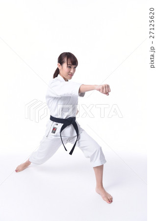 空手をする女子 27125620