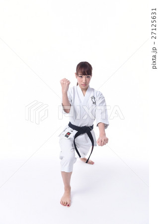 空手をする女子 27125631
