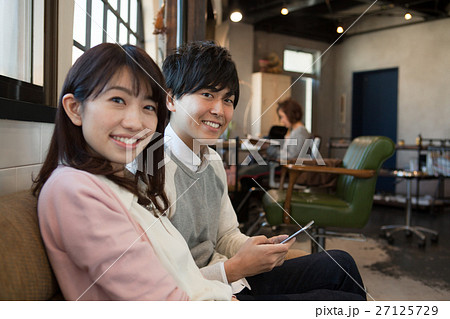 美容室でくつろぐ代カップルの写真素材