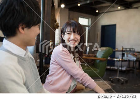 美容室でくつろぐ代カップルの写真素材