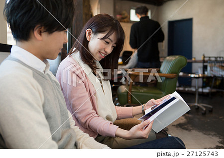 美容室でくつろぐ代カップルの写真素材