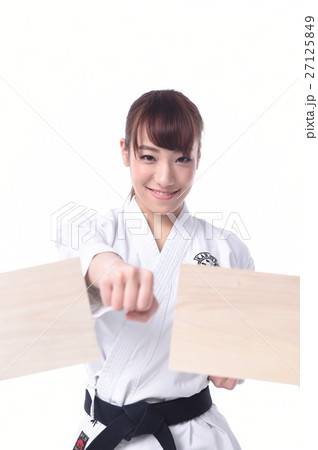 空手をする女子 27125849