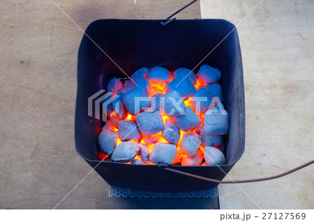 練炭が燃える様子 27127569