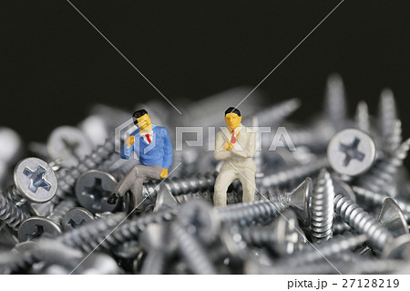 ビスの山とビジネスマン 27128219