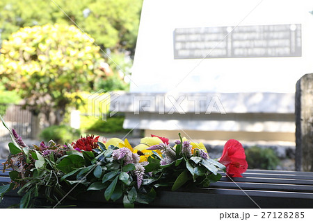 ひめゆりの塔に供えられた花 27128285