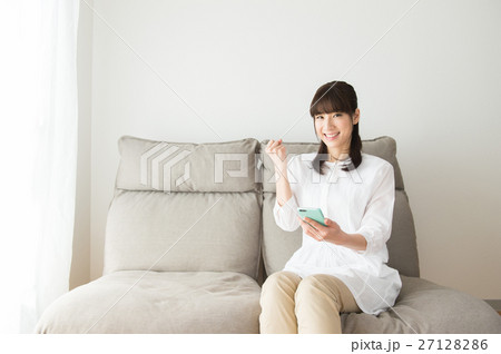 スマホを操作する女性（30代） 27128286