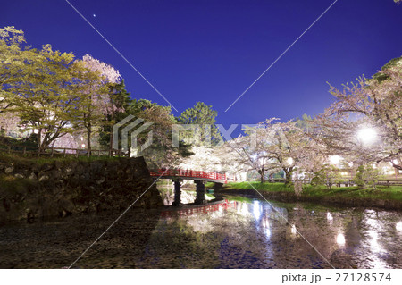 弘前公園の夜桜と本丸天守閣がお堀に反射し浮かび上がる 27128574