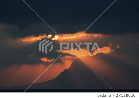 種子島 門倉岬より望む 屋久島に沈む夕日 種子島 門倉岬より望む 屋久島に沈む夕日 27128626