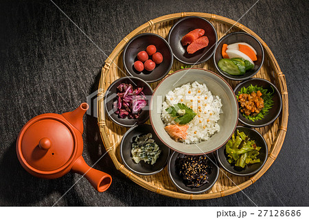 お茶漬けセット bowl of rice soaked in hot green tea お茶漬けセット bowl of rice soaked in hot green tea 27128686