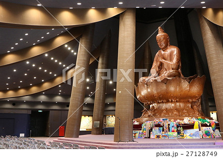 沖縄平和祈念堂に安置されている沖縄平和祈念像 27128749