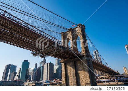 ニューヨークの摩天楼とブルックリン橋　日中 27130506