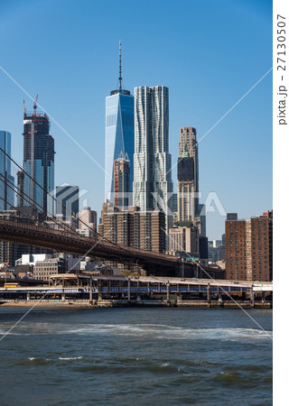 ニューヨークの摩天楼とブルックリン橋　日中 27130507