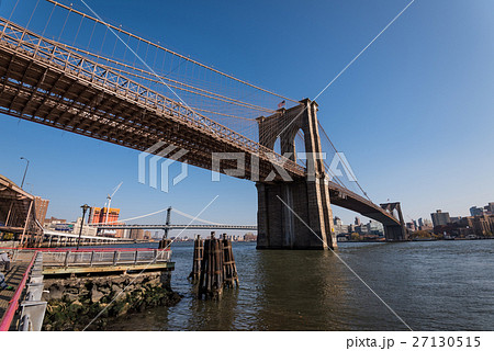 ニューヨークの摩天楼とブルックリン橋 日中 ニューヨークの摩天楼とブルックリン橋 日中 27130515