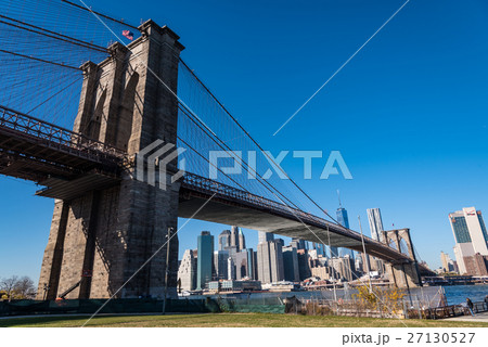 ニューヨークの摩天楼とブルックリン橋 日中 ニューヨークの摩天楼とブルックリン橋 日中 27130527