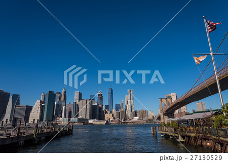 ニューヨークの摩天楼とブルックリン橋 日中 ニューヨークの摩天楼とブルックリン橋 日中 27130529