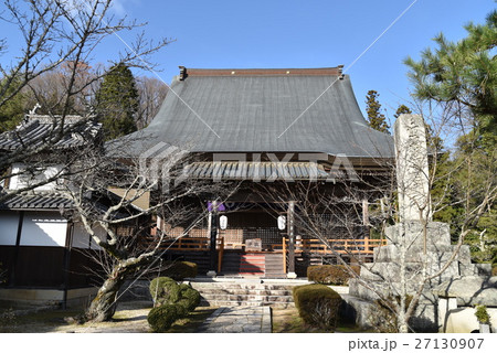 日応寺本堂と冬晴れの青空　岡山県岡山市北区 27130907