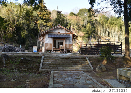 冬晴れの金山寺仮本堂　岡山県岡山市北区 27131052