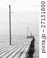 海に伸びる桟橋と電灯 27131600