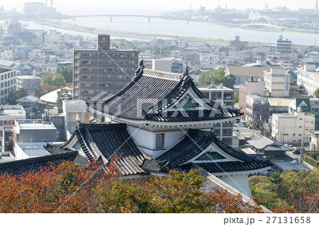 秋の和歌山城の櫓 27131658