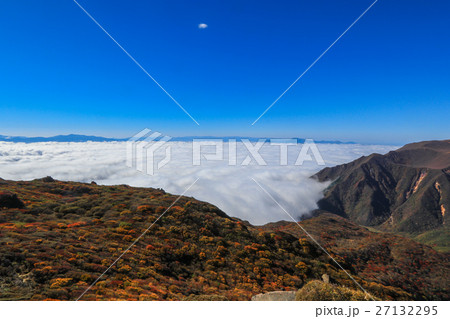 雲海に浮かぶ紅葉の大船山 27132295