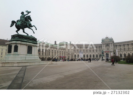 ウィーンの新王宮とヘルデン広場(Neue Burg & Heldenplatz) 27132302