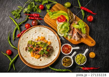 タコスセット　メキシコ料理　 Mexican food tacos 27133228
