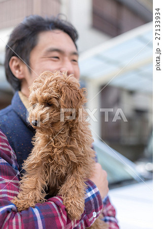 愛犬を抱く男性 27133934