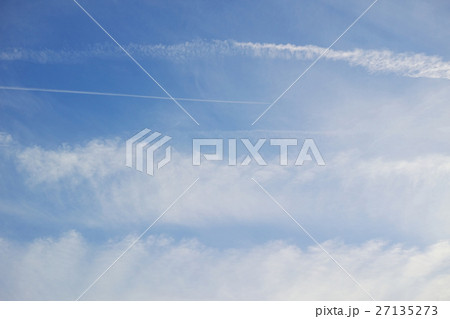 ジェット巻雲と飛行機雲の写真素材