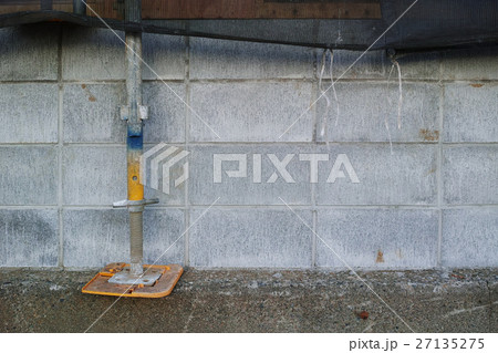 足場を支える敷盤と固定ジャッキ 足場を支える敷盤と固定ジャッキ 27135275