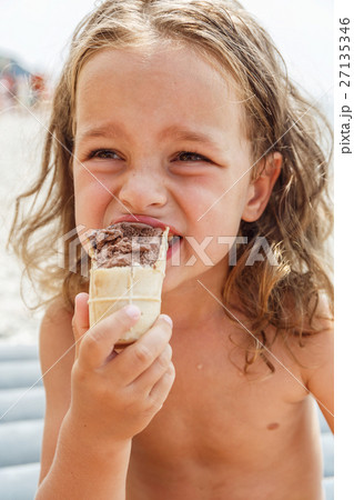 Little boy eating an ice cream 27135346