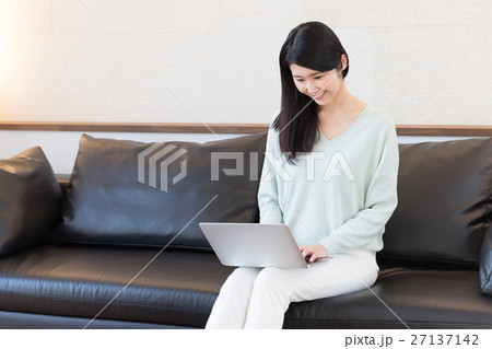 ソファーでリラックスする女性 ソファーでリラックスする女性 27137142