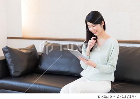 ソファーでリラックスする女性 27137147