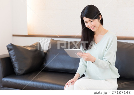 ソファーでリラックスする女性 ソファーでリラックスする女性 27137148