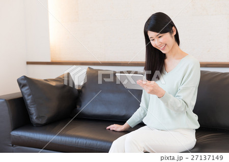 ソファーでリラックスする女性 ソファーでリラックスする女性 27137149