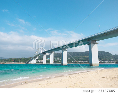 沖繩のビーチ(瀬底島ーアンチ浜)瀬底大橋 沖繩のビーチ(瀬底島ーアンチ浜)瀬底大橋 27137685