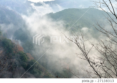 早朝の吉野山の朝靄 27138313