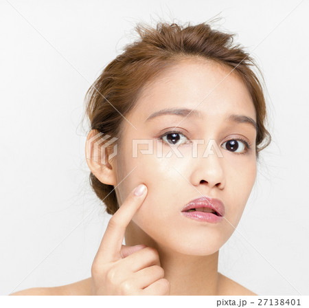 お肌をチェックする女性 お肌をチェックする女性 27138401