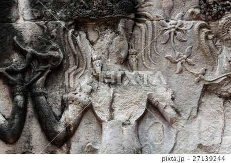 アンコール・ワットの表面剥離が進む壁面のデバター 27139244