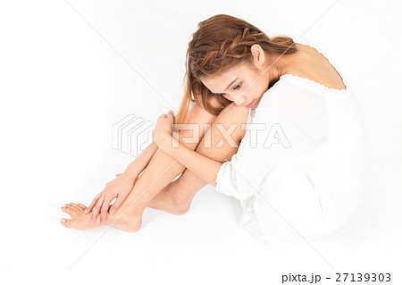 床に座る少女の写真素材