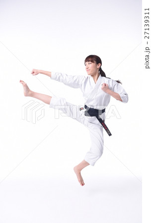 空手をする女子 27139311